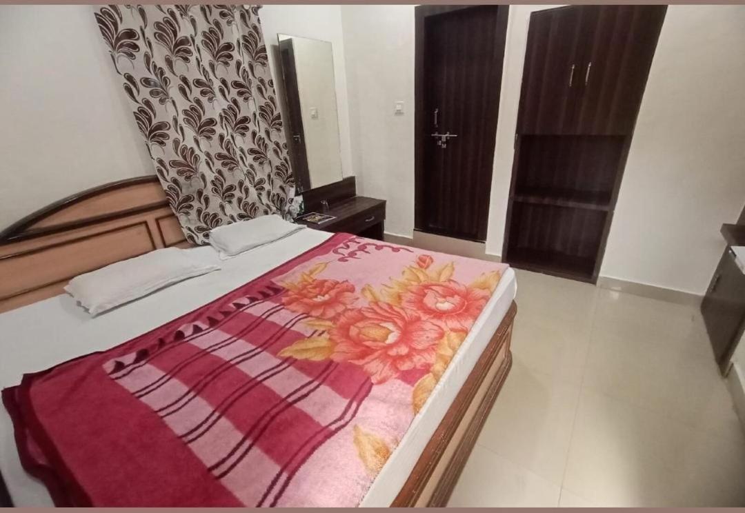 Hotel Paradise Stays Pachmarhi Bagian luar foto