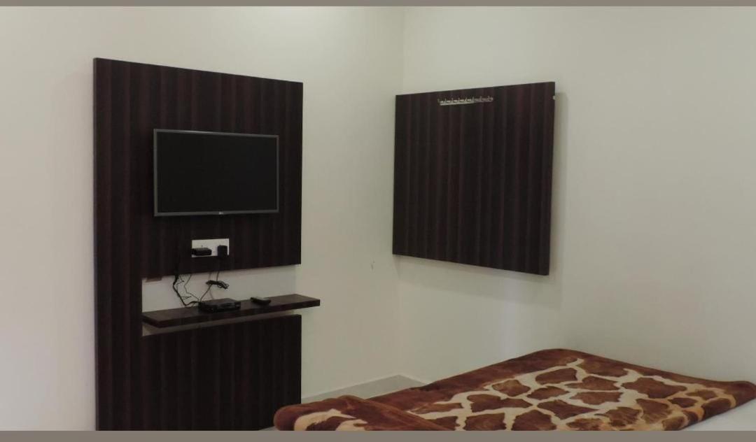 Hotel Paradise Stays Pachmarhi Bagian luar foto