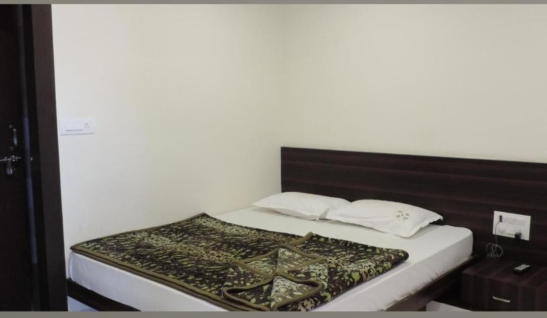 Hotel Paradise Stays Pachmarhi Bagian luar foto