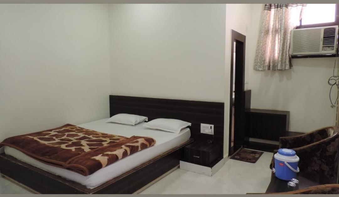 Hotel Paradise Stays Pachmarhi Bagian luar foto