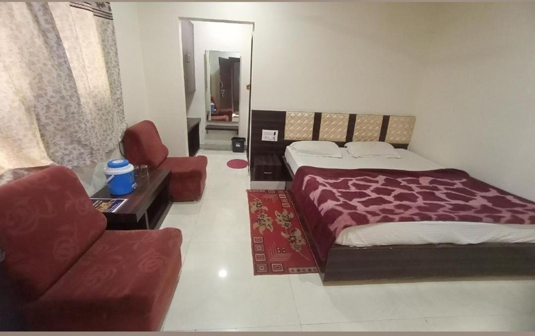 Hotel Paradise Stays Pachmarhi Bagian luar foto