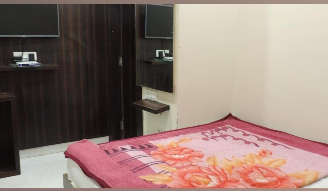 Hotel Paradise Stays Pachmarhi Bagian luar foto