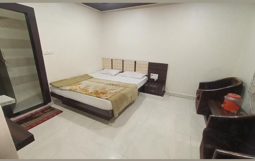 Hotel Paradise Stays Pachmarhi Bagian luar foto