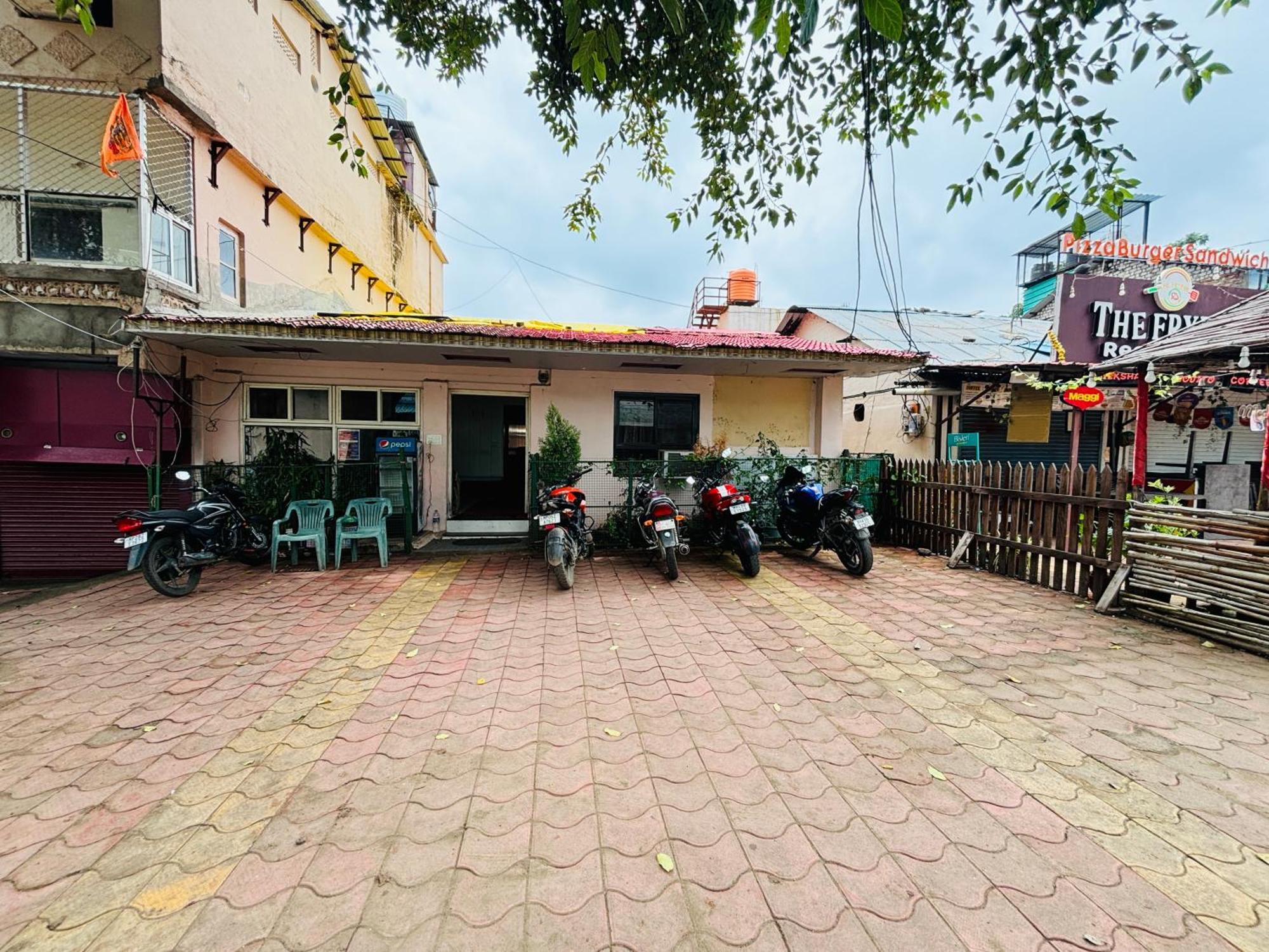 Hotel Paradise Stays Pachmarhi Bagian luar foto